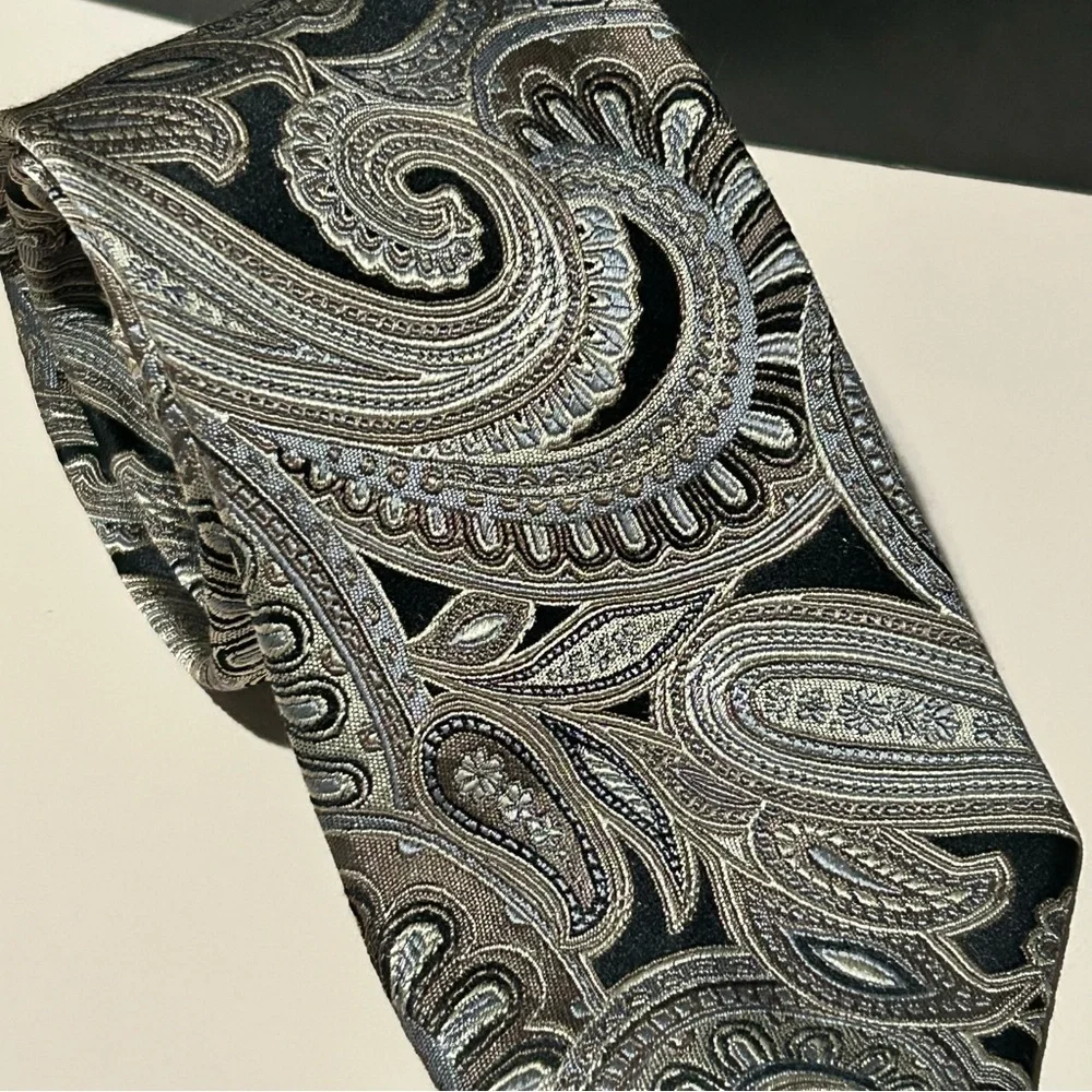 Geoffrey Beene 100% Silk Black and Silver Paisley 61” Tie
